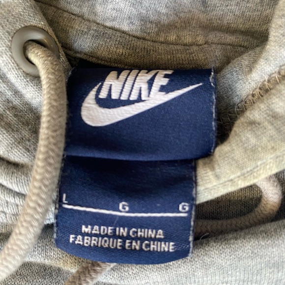 Nike men’s sweatshirt size large, has some discoloration around the drawstring - Picture 3 of 3